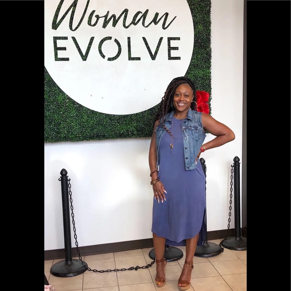 Used Lulu’s Washed Denim Blue Midi Dress in Size Medium - Picture 6 of 12